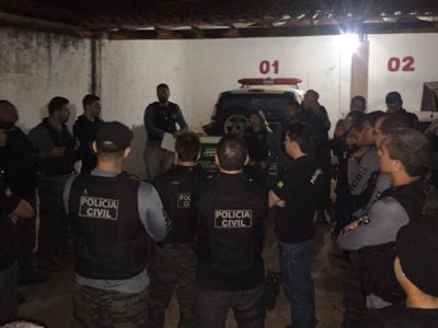 Pessoas reunidas em uma casa