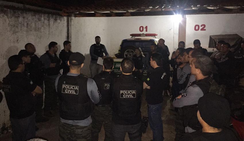 Pessoas reunidas em uma casa 