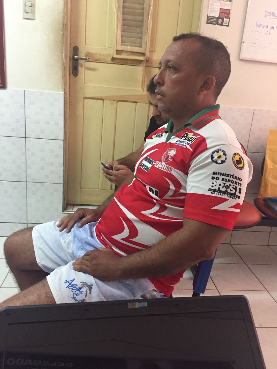 Homem sentado 
