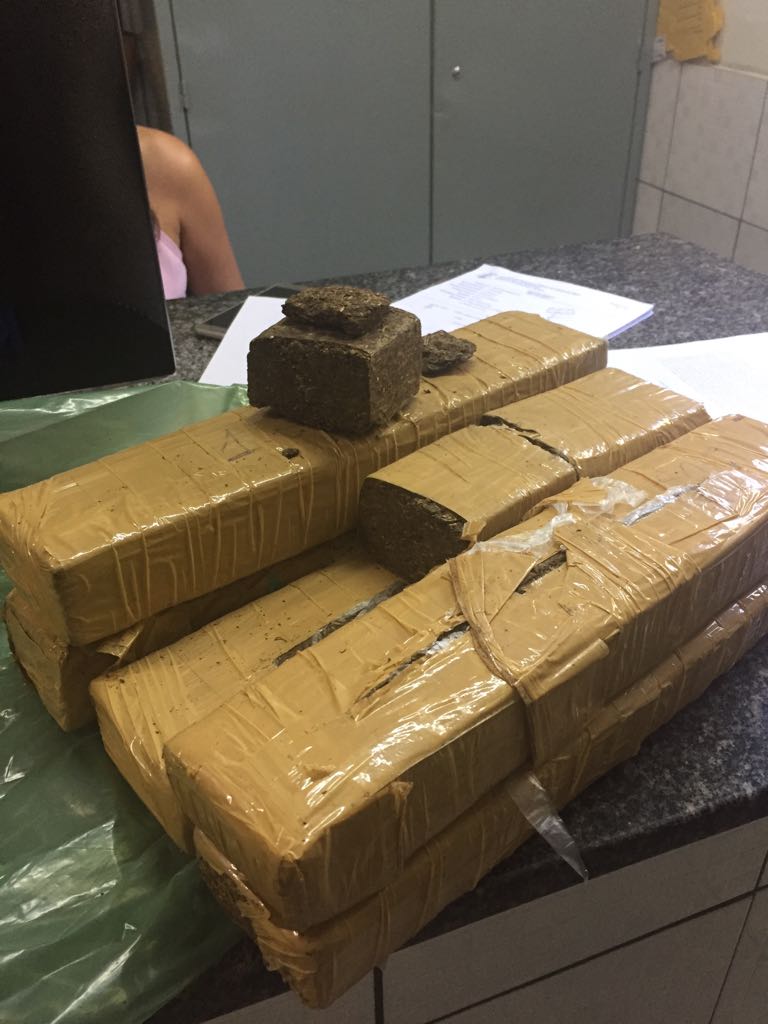 Bloco de drogas apreendidas na operação policial 