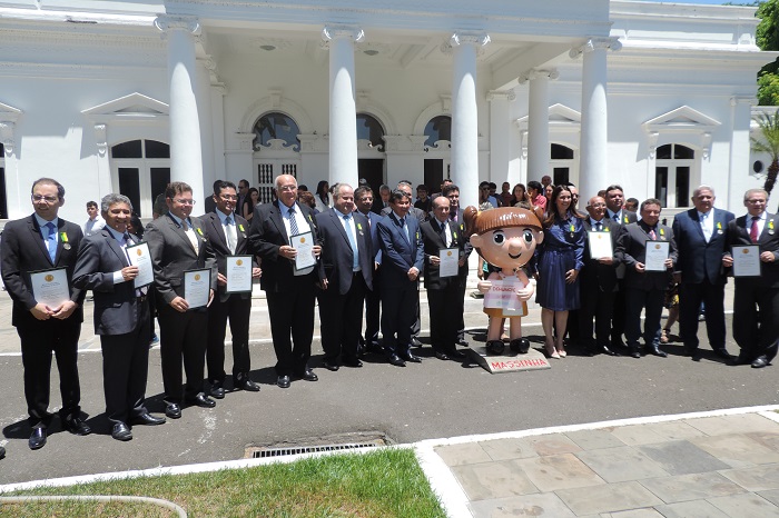 Pessoas de pé na área externa da sede do governo do Piauí 