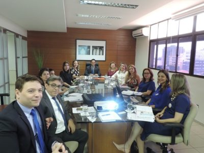 Pessoas sentadas em volta de uma mesa