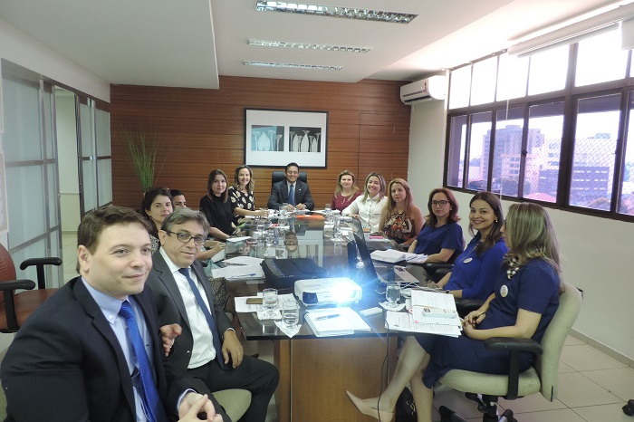 Pessoas sentadas em volta de uma mesa