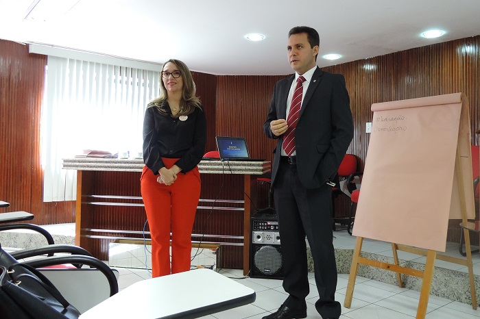 Promotora de Justiça com juiz que coordena o curso