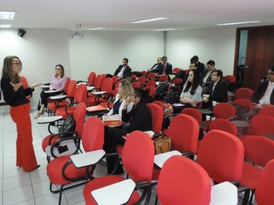 Promotora fala aos juízes em um auditório