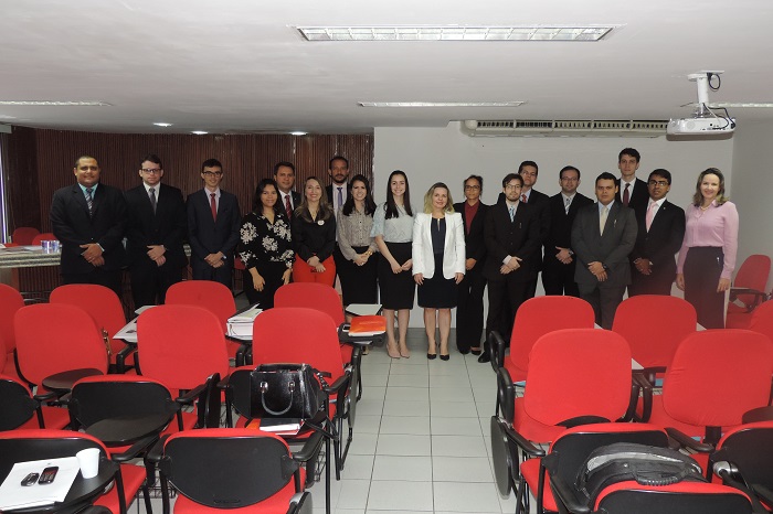 Participantes do curso posam de pé