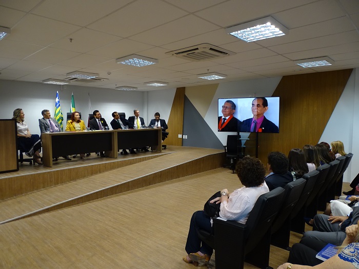 Em auditório, público assiste a TV que reproduz homenagem