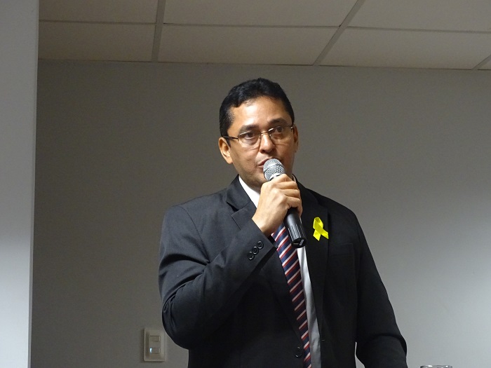 Procurador-Geral de Justiça falando ao microfone