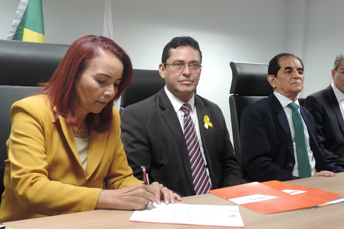 Procurador-Geral assina documento