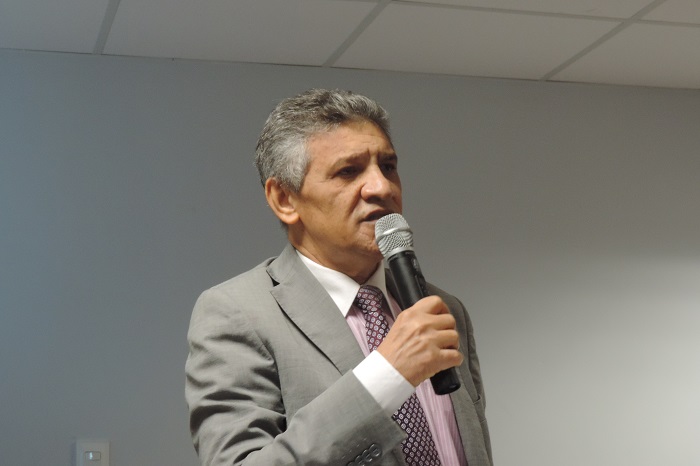Procurador de Justiça Luís Francisco fala ao microfone