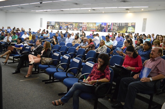 Pessoas sentadas em auditório