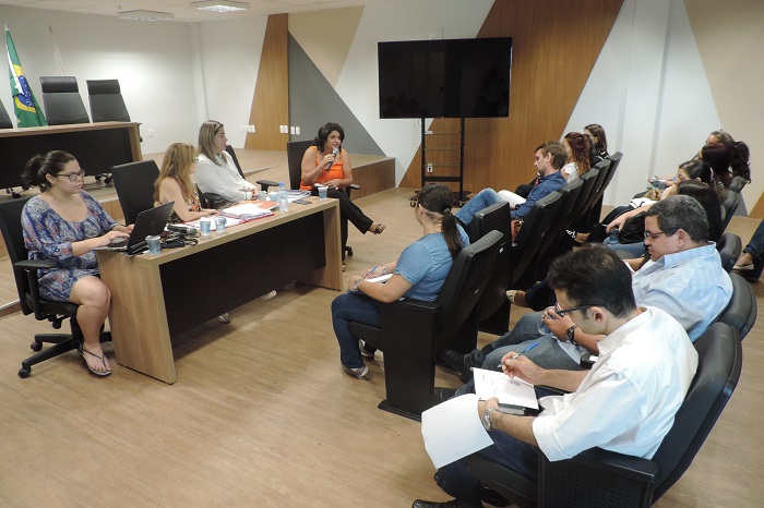 Pessoas sentadas em auditório