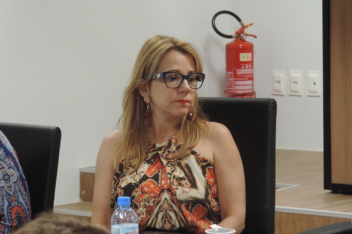 Foto de uma mulher sentada 