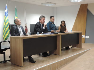Pessoas sentadas em mesa