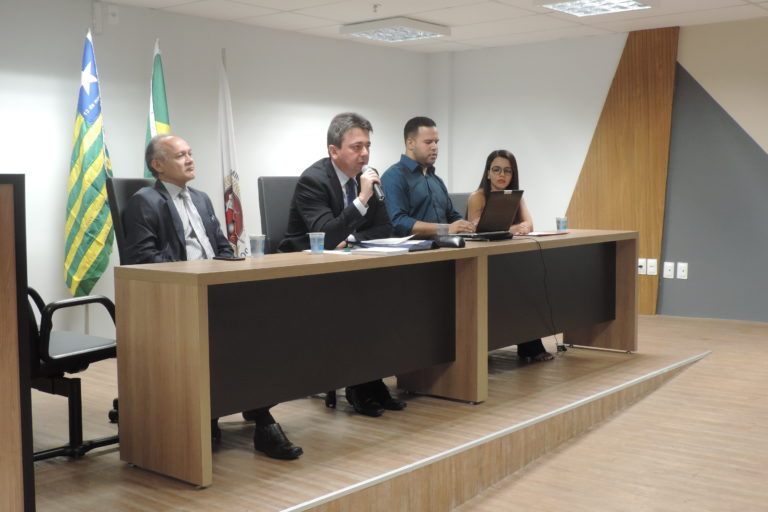 Pessoas sentadas em mesa