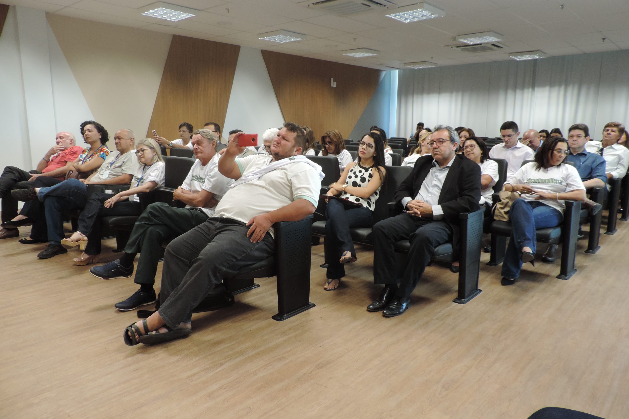 Pessoas sentadas em auditório 