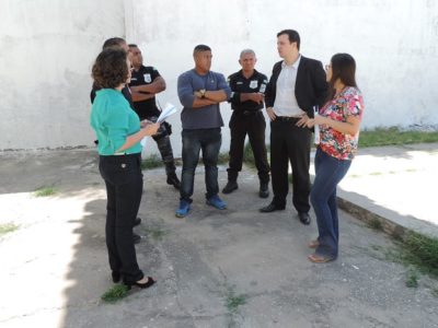 Pessoas de pé conversando