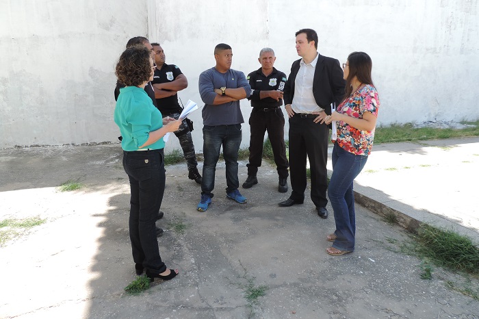 Pessoas de pé conversando