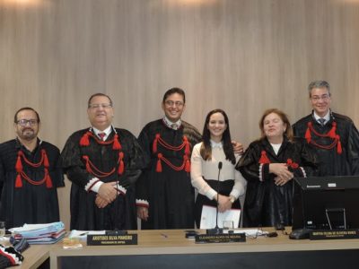 Pessoas de pé olhando para fotografia