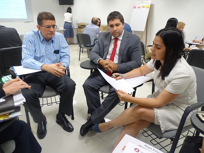 Mesa de trabalho em workshop