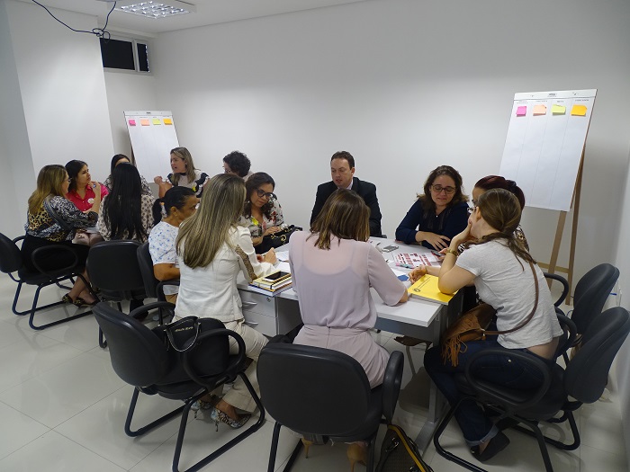 Mesa de trabalho em workshop