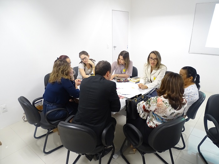Mesa de trabalho em workshop