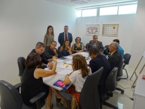 Mesa de trabalho em workshop