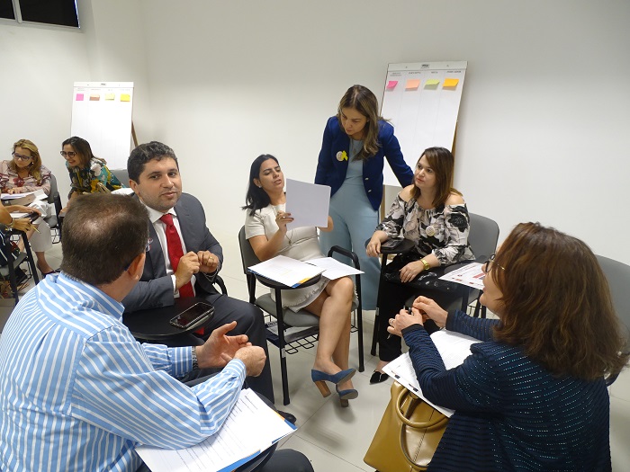 Mesa de trabalho em workshop