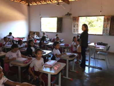 Promotora de Justiça em sala de aula da escola
