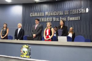 Promotora de Justiça em mesa de honra