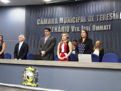 Promotora de Justiça em mesa de honra
