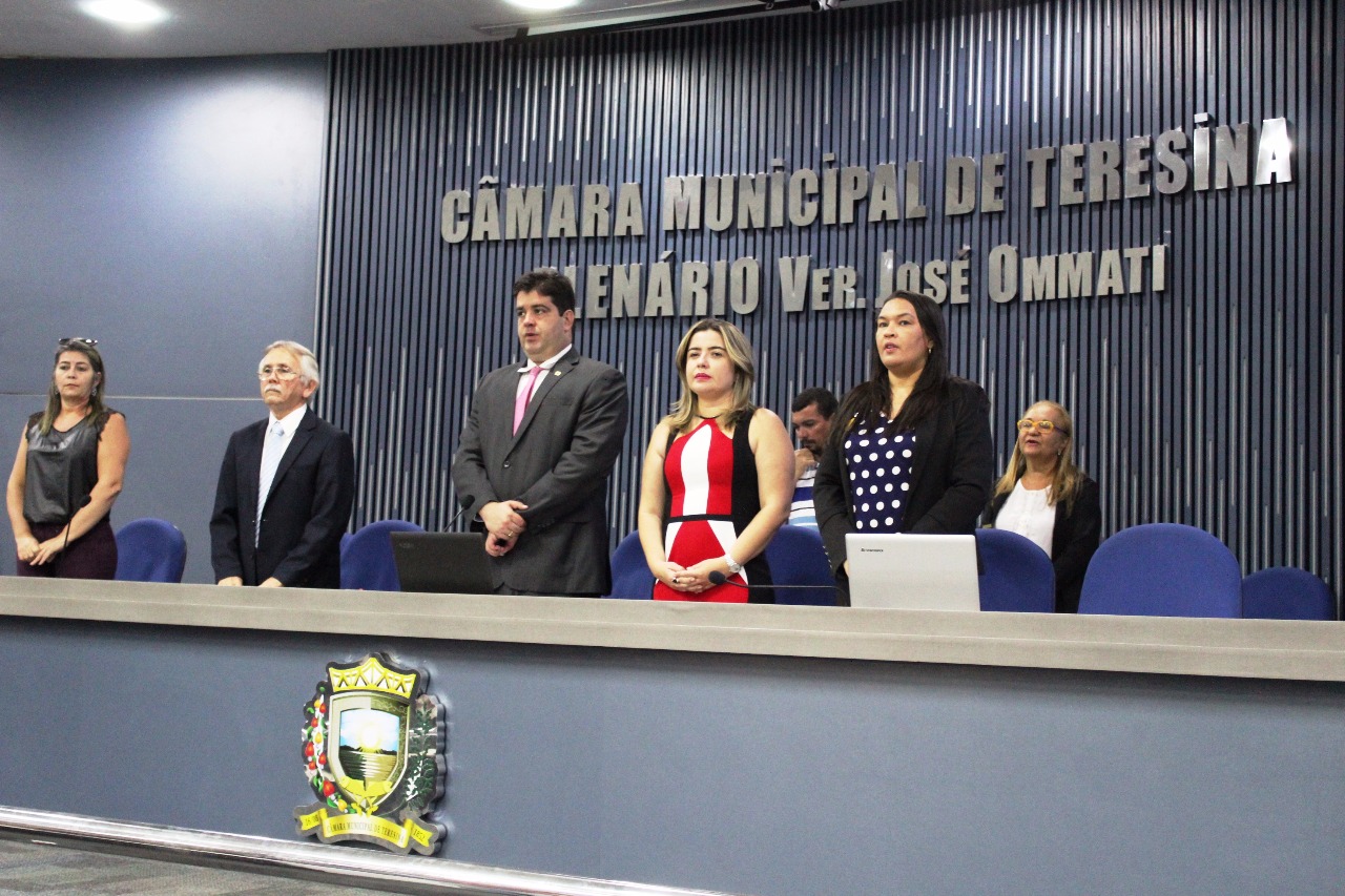 Promotora de Justiça em mesa de honra