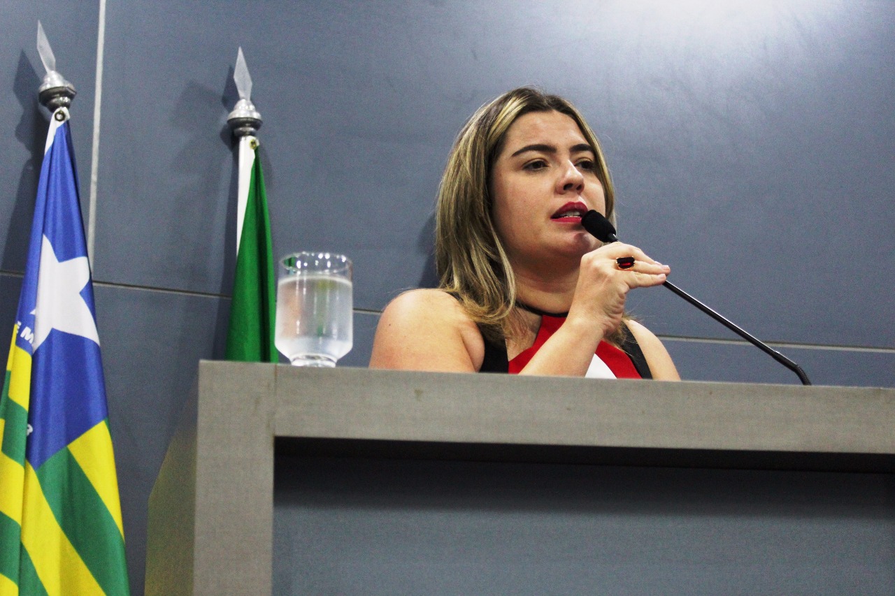 Promotora de Justiça fala diante de tribuna