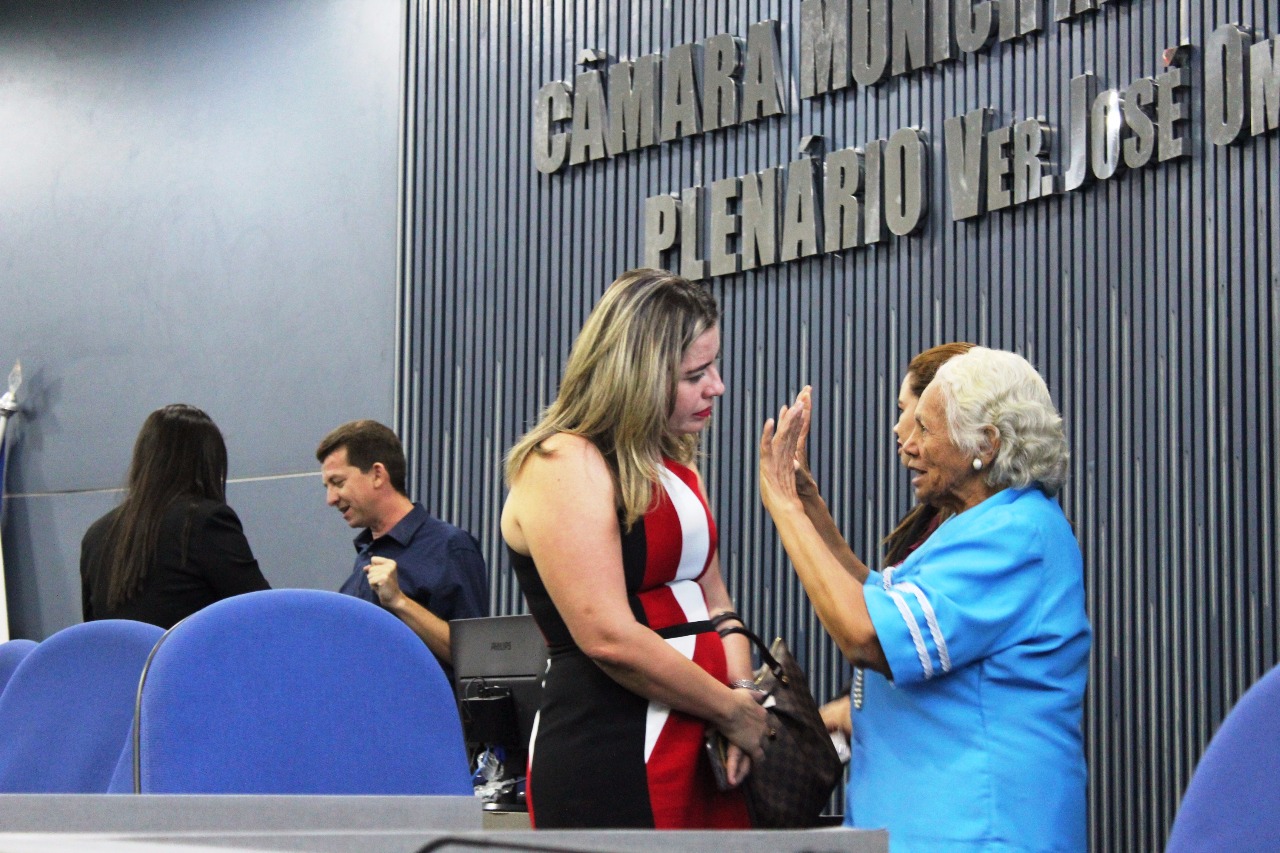 Promotora de Justiça conversa com senhoras idosas