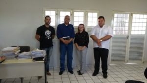 Promotora de Justiça em reunião com padre e pastores.