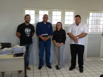 Promotora de Justiça em reunião com padre e pastores.
