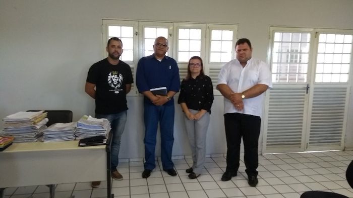Promotora de Justiça em reunião com padre e pastores.