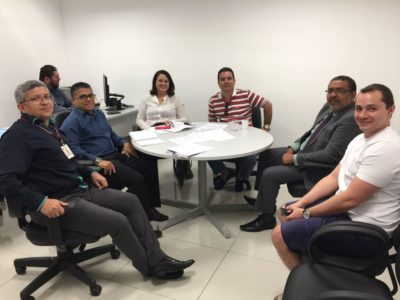 Pessoas reunidas em torno de uma mesa de reuniões.