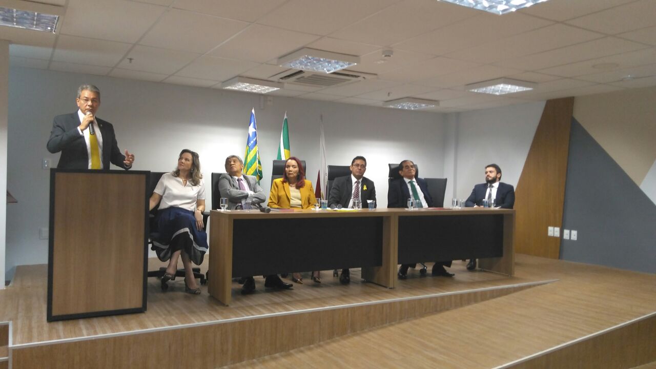Procurador Fernando Ferro fala junto à tribuna do auditório