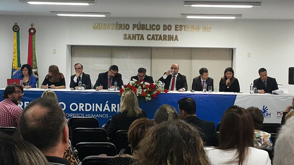 Mesa de honra em reunião de comissão do GNDH