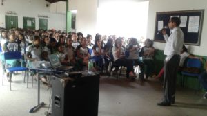 Promotor de Justiça fala para uma plateia formada por estudantes