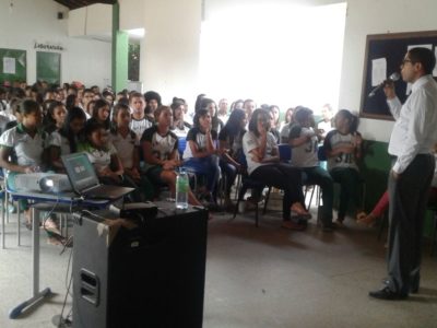 Promotor de Justiça fala para uma plateia formada por estudantes