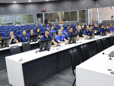 Planário da câmara municipal de Teresina, lotado com estudantes.