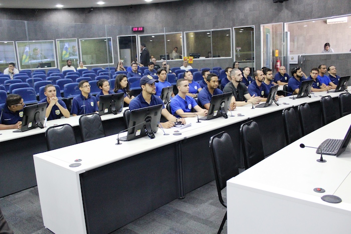 Planário da câmara municipal de Teresina, lotado com estudantes.