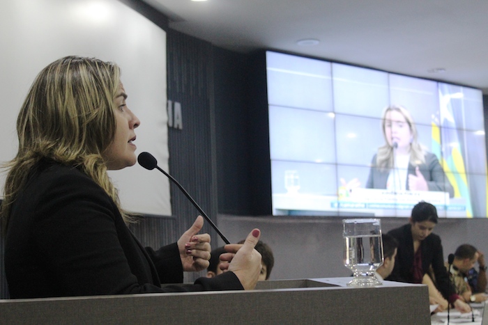 Promotora Flávia Gomes fala em tribuna