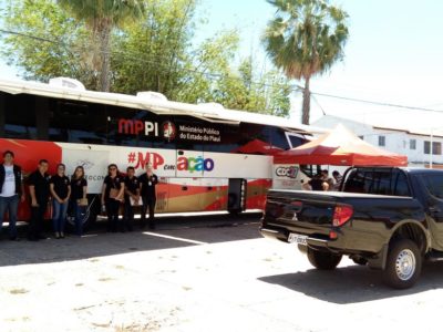 Ônibus do Procon em praça no Dirceu