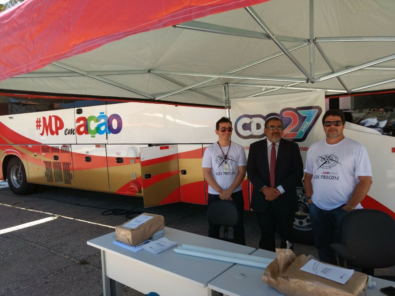 Equipe em frente ao ônibus do MP
