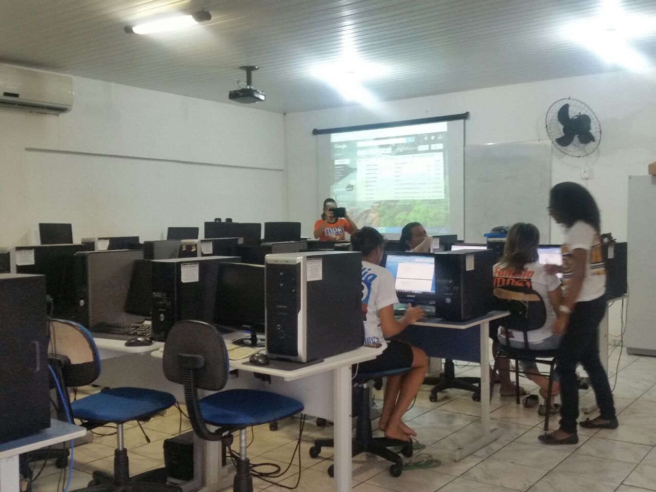 Sala de aula de curso de informática