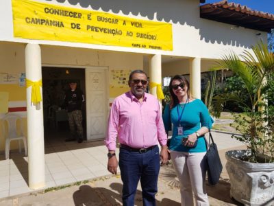 Promotor de Justiça em frente ao CAPS AD