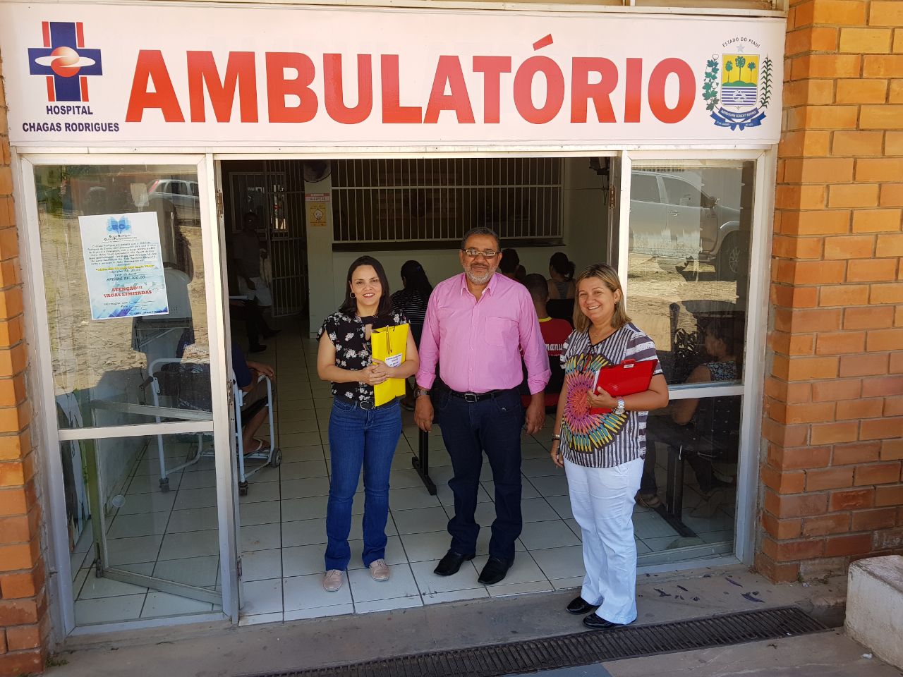 Promotor de Justiça em frente ao Pronto Socorro provisório